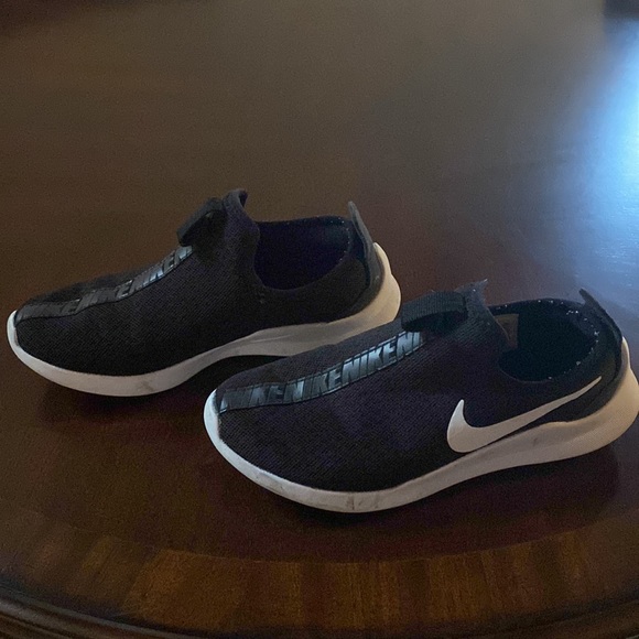 Nike women gym shoes size 7.5 US ,black in color - Picture 2 of 9